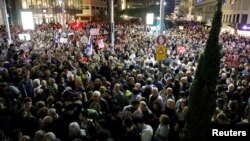 Israelis take part in a protest against corruption in Tel Aviv, Israel, Dec. 2, 2017.