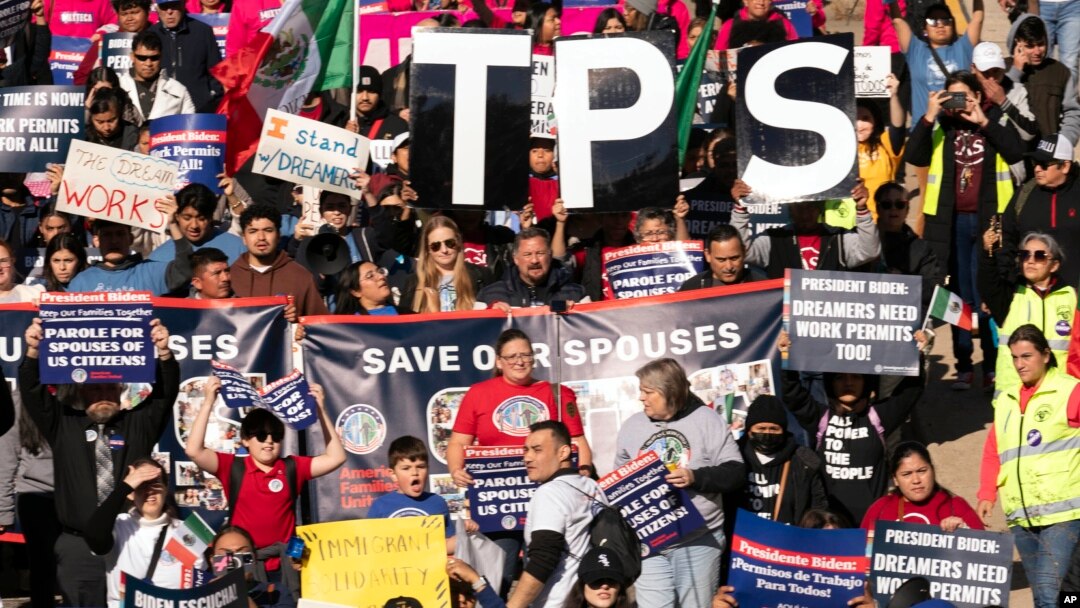 ARCHIVO - Inmigrantes captados en una concentración para pedir más inclusión en Estatus de Protección Temporal (TPS) y el Programa de Acción Diferida para los Llegados en la Infancia (DACA) en Washington en marzo de 2023.