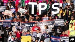 ARCHIVO - Inmigrantes captados en una concentración para pedir más inclusión en Estatus de Protección Temporal (TPS) y el Programa de Acción Diferida para los Llegados en la Infancia (DACA) en Washington en marzo de 2023.