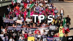 ARCHIVO - Inmigrantes se manifiestan pidiendo permisos de trabajo para los programas de Acción Diferida para los Llegados en la Infancia (DACA) y Estatus de Protección Temporal (TPS) en Franklin Park en Washington, el 14 de noviembre de 2023.