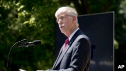 El doctor Francis Collins, director de los Institutos Nacionales de Salud habla en la Casa Blanca durante un evento del programa Be Best de la primera dama Melania Trump. Mayo 7 de 2019.