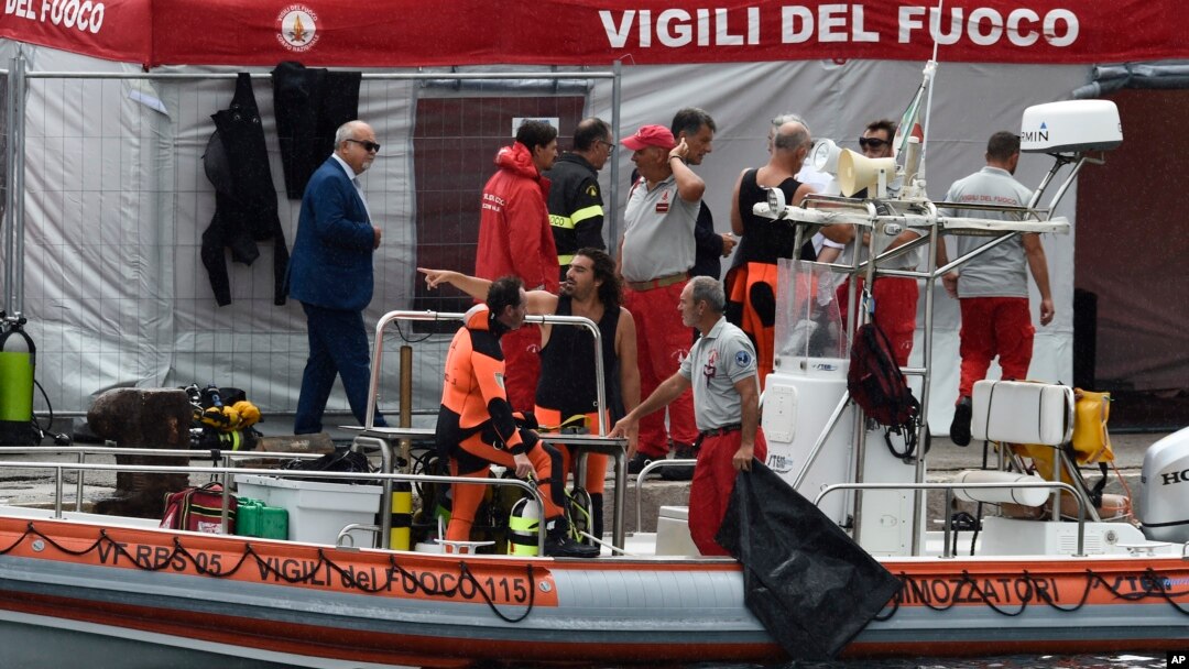 Italijanski vatrogasci pristali su u luci Portičelo, južna Italija, 20. avgusta 2024, dok se spasilački timovi vraćaju na mesto superjahte potopljene u oluji da traže šest ljudi, uključujući britanskog tehnološkog magnata Majka Linča.