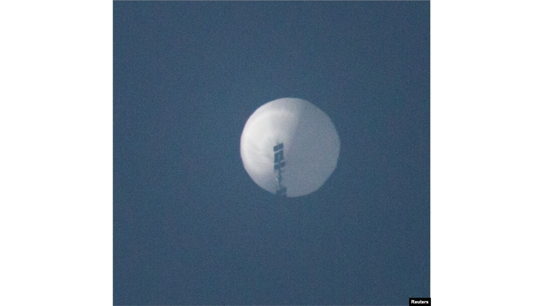 Sebuah balon terbang di langit di atas Billings, Montana, AS, 1 Februari 2023 dalam gambar ini diperoleh dari media sosial. (Foto: Chase Doak via REUTERS)