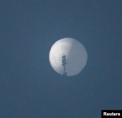 Sebuah balon terbang di langit di atas Billings, Montana, AS, 1 Februari 2023 dalam gambar ini diperoleh dari media sosial. (Foto: Chase Doak via REUTERS)