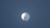 На фотографии, сделанной Чейзом Доуком 1 февраля 2023 года и опубликованной 2 февраля: предполагаемый китайский воздушный «шар-шпион» в небе над Биллингсом, штат Монтана.