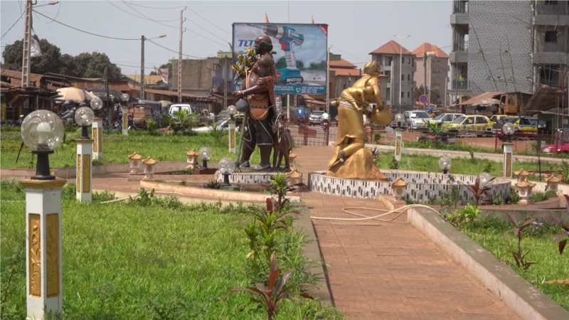 A Conakry, le dur labeur des sculpteurs et des arboriculteurs