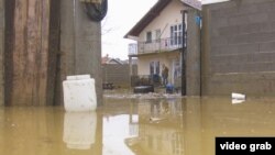 Poplave su izazvale materijalnu štetu u više opština na Kosovu. Neki sagovornici Glasa Amerike smatraju da je izlivanju doprineo i ljudski faktor.