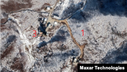 동창리 엔진시험장 일대를 촬영한 지난해 12월 위성사진. 1. 새롭게 공사가 진행되는 지점 2. 고체연료 시험대 3. 기존 수직 엔진시험대. 사진=Maxar Technologies (via Google Earth)