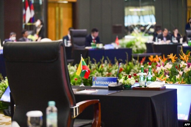 Meja perwakilan Myanmar kosong selama Pertemuan Menteri Luar Negeri ASEAN Khusus (SAFMM) di Gedung Sekretariat ASEAN di Jakarta. (Foto: AFP)