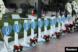 Peringatan dan penghormatan korban penembakan massal di sela perayaan Tahun Baru Imlek di Monterey Park, California, 24 Januari 2023. (Foto: Reuters)