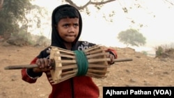 A young “Kite Fighter” engaged in a mid-air duel — using Chinese manjha.