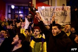 Para pengunjuk rasa Turki berdemonstrasi di depan Konsulat Jenderal Swedia di Istanbul, setelah seorang aktivis anti-Islam membakar Alquran di Stockholm, 21 Januari 2023.