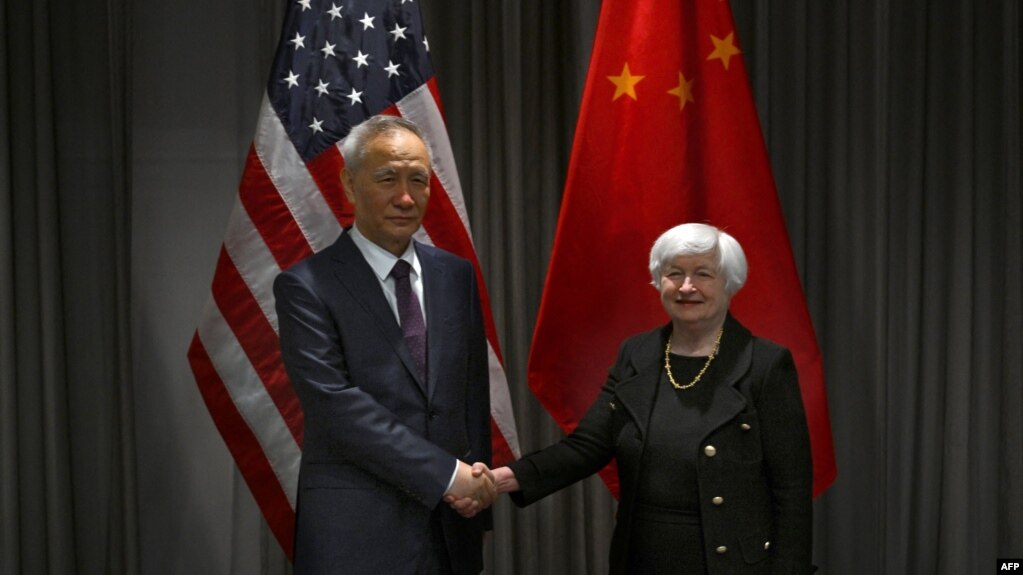 Bộ trưởng Tài chính Hoa Kỳ Janet Yellen (phải) và Phó Thủ tướng Trung Quốc Lưu Hạc vừa gặp nhau tại Zurich, Thụy Sĩ, hôm 18/1. 