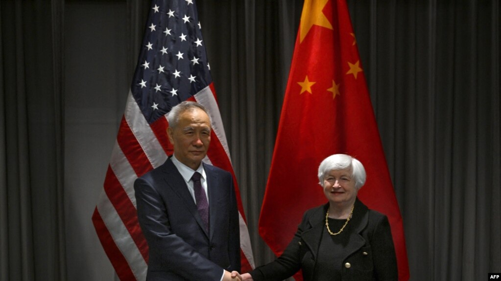 美国财长耶伦与中国副总理刘鹤在苏黎世举行会谈。（2023年1月18日）(photo:VOA)