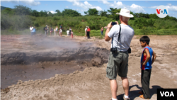 ARCHIVO - Un grupo de turistas visita los "Hervideros de San Jacinto", un campo fumarólico, donde se puede observar lodo hirviente y la emisión visible gases sulfurosos en Nicaragua.