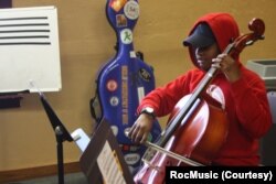 A student practices with RocMusic in Rochester, New York. (Photo courtesy of RocMusic)