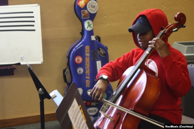A student practices with RocMusic in Rochester, New York. (Photo courtesy of RocMusic)