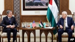 امریکی وزیر خارجہ اینٹنی بلنکن مغربی کنارے کے شہر رام اللہ میں فلسطینی رہنما محمود عباس سے ملاقات کر رہے ہیں۔