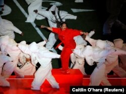 Rihanna accompagnée de ses danseurs lors du spectacle de la mi-temps du Super Bowl, le 12 février 2023.