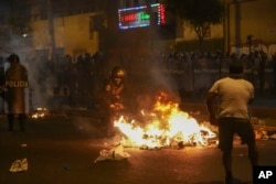 La policía despeja una calle durante las protestas antigubernamentales en Lima, Perú, el viernes 20 de enero de 2023.