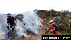 Soldados del Ejército de Colombia sofocan el incendio que se registró en Tota, Boyacá, en el Páramo Las Alfombras. [Cortesía]