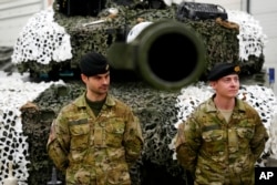 Oficiales militares de Dinamarca junto a un tanque Leopard 2A7 en el Campamento Militar de Tapa, en Estonia, el 19 de enero de 2023.