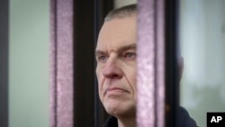 波兰记者波乔布特在白俄罗斯一家法庭受审。（2023年1月16日）