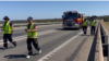 Des agents munis d'engins de détection de radioactivité le long d'une autoroute dans l'État d'Australie occidentale, en Australie, le 28 janvier 2023 (capture d'écran).