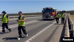 Des agents munis d'engins de détection de radioactivité le long d'une autoroute dans l'État d'Australie occidentale, en Australie, le 28 janvier 2023 (capture d'écran).