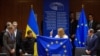 Presiden Parlemen Eropa Roberta Metsola memegang bendera Uni Eropa bersama Presiden Ukraina Volodymyr Zelenskyy di Parlemen Eropa di Brussels, Belgia 9 Februari 2023. (Foto: Eric Vidal via REUTERS)