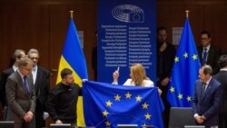 Presiden Parlemen Eropa Roberta Metsola memegang bendera Uni Eropa bersama Presiden Ukraina Volodymyr Zelenskyy di Parlemen Eropa di Brussels, Belgia 9 Februari 2023. (Foto: Eric Vidal via REUTERS)