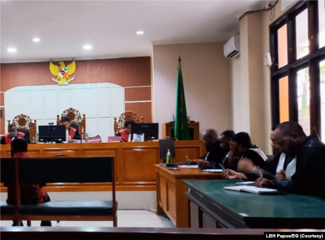Suasana salah satu sidang kasus makar dengan terdakwa Victor Yeimo di PN Jayapura.(Foto: LBH Papua/EG)