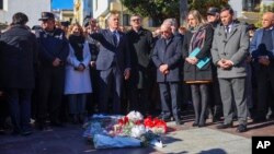 El párroco de la iglesia de Nuestra Señora de La Palma, Juan José Marina, y el alcalde de Algeciras, José Ignacio Landaluce, en el centro, se reúnen con los residentes y otras autoridades locales durante un minuto de silencio por el sacristán de una iglesia asesinado.