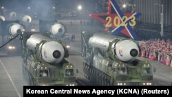 စစ်တပ်ထူထောင်တဲ့ နှစ်ပါတ်လည်အဖြစ် မြောက်ကိုရီးယားနိုင်ငံ ပြုံယမ်းမြို့တော်မှာ ဖေဖော်ဝါရီ ၈ရက်ညက ပြုလုပ်တဲ့ စစ်ရေးပြအခမ်းအနား