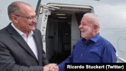 El presidente de Brasil, Luiz Inácio Lula da Silva (derecha), estrecha la mano de su vicepresidente Geraldo Alckmin, al abordar un vuelo a Washington para su reunión con el mandatario de Estados Unidos, Joe Biden, el 9 de febrero de 2023 en Brasilia, Brasil. (Twitter: Lula)