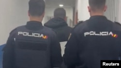 Policajci privode muškarca nakon napada nožem u dve crkve