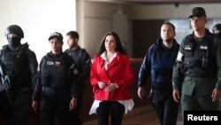 La exsenadora de Colombia Aída Merlano es escoltada por las fuerzas de seguridad antes de una audiencia en un tribunal en Caracas, Venezuela, el 6 de febrero de 2020.