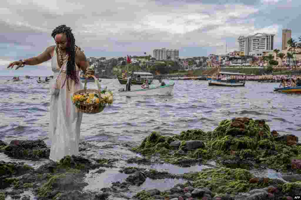 Worshippers take part in the traditional ceremony of Iemanja, the Goddess of the Sea of the syncretic Afro-Brazilian religion Umbanda at the Rio Vermelho neighborhood, in Salvador, Bahia, Brazil.&nbsp;
