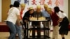 中国北京一个养老院为老人们庆生。（路透社2021年5月25日）