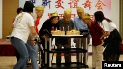 中国北京一个养老院为老人们庆生。（路透社2021年5月25日）