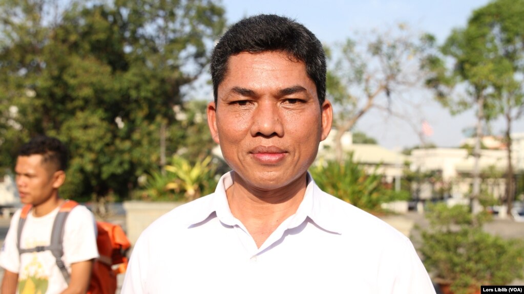 លោក នី ណាក់ ផ្តល់​បទសម្ភាសន៍​ដល់​អ្នកសារព័ត៌មាន​​វីអូអេ នៅ​ក្បែរ​រូប​សំណាក​យាយ​ពេញ ក្បែរ​វត្ត​ភ្នំ ក្នុង​រាជធានី​ភ្នំពេញ នៅ​ថ្ងៃទី១ ខែកុម្ភៈ ឆ្នាំ២០២៣។ (លាស់ លីបលីប/វីអូអេ) 