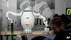 ADAM, robot penyaji minuman tengah membuat teh boba di stan Richtech Robotics pada acara teknologi CES di Las Vegas, Jumat, 6 Januari 2023. (AP/John Locher)