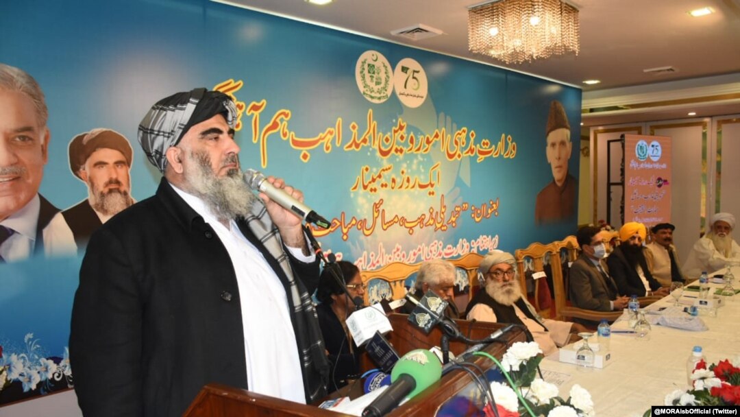  وزیر مذہبی اُمور تبدیلی مذہب سیمینار سے خطاب کر رہے ہیں جب کہ اسٹیج پر مولانا عبدالحق عرف میاں مٹھو بھی موجود ہیں۔