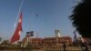 Bendera nasional Nepal berkibar setengah tiang di Bandara Internasional Tribhuvan di Kathmandu, Nepal, Senin, 16 Januari 2023.(AP/Bikram Rai)