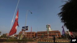 Bendera nasional Nepal berkibar setengah tiang di Bandara Internasional Tribhuvan di Kathmandu, Nepal, Senin, 16 Januari 2023.(AP/Bikram Rai)