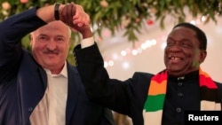 UMongameli Alesandr Lukashenko loMongameli Emmerson Mnangagwa ngesikhathi bexoxisana nyakenye besedolobheni leHarare.