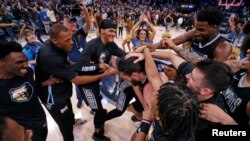 Les joueurs de Memphis célèbrent avec le centre Steven Adams (4) après avoir battu les Cleveland Cavaliers. USA, le 18 janvier 2023.