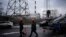 ARCHIVO - Trabajadores de servicios públicos caminan junto a una planta de energía después de un ataque con misiles en Kiev, Ucrania, el 26 de enero de 2023.
