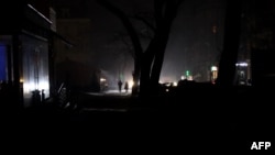 烏克蘭港口城市敖德薩的民眾在供電中斷時在街上行走。（2023年1月28日）