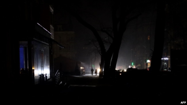 2023年1月28日敖德薩斷電，居民在黑暗的街頭行走。 （法新社照片）